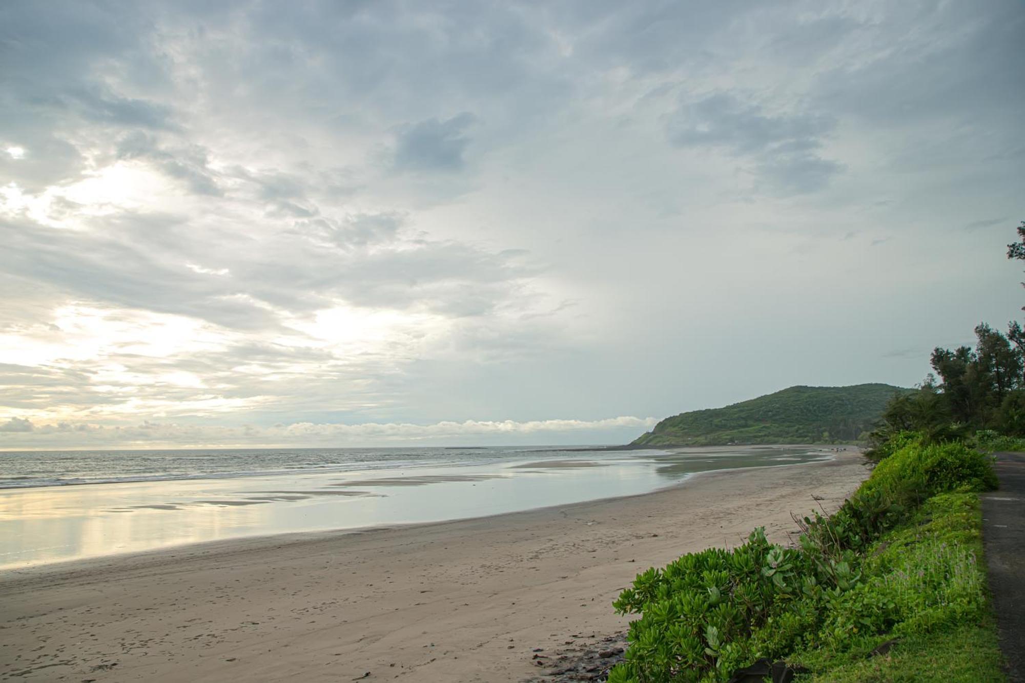 White Sand Beach Resort Kondivali Exteriör bild